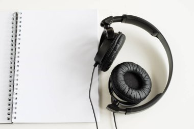 Defter ve kalem ofiste beyaz bir tabloda.