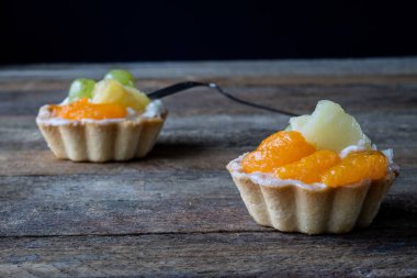 Lezzetli kek mutfak masasının üzerinde. Koyu arka plan.