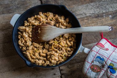 Bir pan ve ekmek lezzetli kızarmış et.