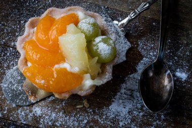 Lezzetli kek mutfak masasının üzerinde. Koyu arka plan.