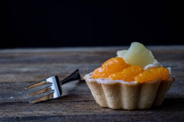 Lezzetli kek mutfak masasının üzerinde. Koyu arka plan.