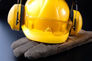 Kask ve aksesuarlar, inşaat işçileri. İçin gerekli aksesuarları inşaat site üzerinde çalışmak. Koyu arka plan.