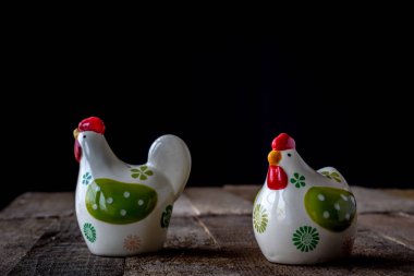 Seramik tavuk şeklinde konteynerler biber ve tuz. Koyu arka plan