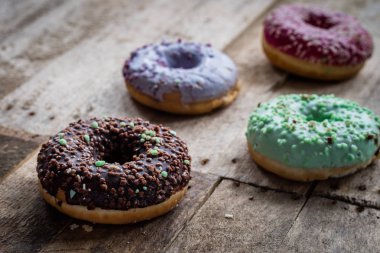 Donata ahşap mutfak masasında.