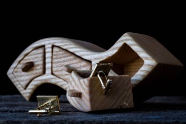 Bir dalga şeklinde küçük bir ahşap kutu