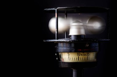 Cihazın ölçüm rüzgar kuvvet üzerinde siyah bir arka plan.