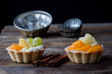 Lezzetli kek mutfak masasının üzerinde. Koyu arka plan.