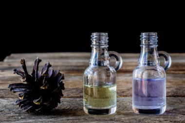 Eski masada meyve ve sebzeli yağ şişesi.