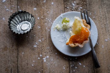 Lezzetli kek mutfak masasının üzerinde. Koyu arka plan.