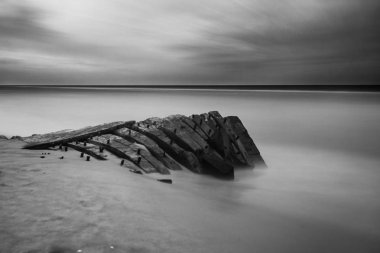 Eski bir tekne, deniz plaj teknelerde enkazı. Sezon sonbahar