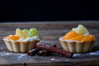 Lezzetli kek mutfak masasının üzerinde. Koyu arka plan.