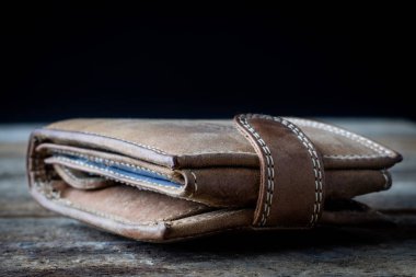 Kredi kartları ve ahşap bir masa üzerindeki belgeler ile cüzdan.