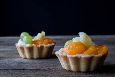 Lezzetli kek mutfak masasının üzerinde. Koyu arka plan.