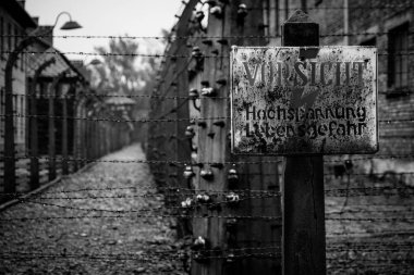 Auschwitz toplama kampı Auschwitz'de. Teller gerilim, nöbet kuleleri, dışkıları altında. Sezon sonbahar. Yağmurlu bir gün.