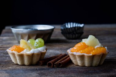 Lezzetli kek mutfak masasının üzerinde. Koyu arka plan.