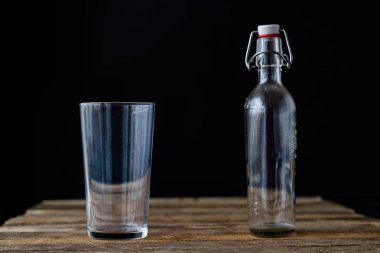 Ahşap bir masa üzerinde cam yemekleri. Siyah arka plan.