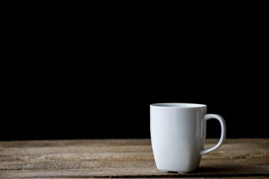 Olgun limon ve şeker küpleri ahşap bir masa üzerinde. Koyu arka plan.