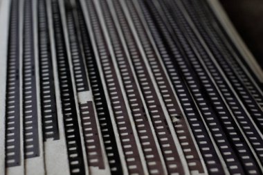 Eski negatifleri kağıt klasörlerde saklanan.