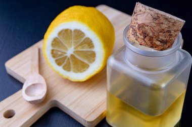 Limon ve soğuk algınlığı için şifalı suyu. Öksürük ve soğuk çalıştırmak için ev yapımı yollar. Koyu arka plan.