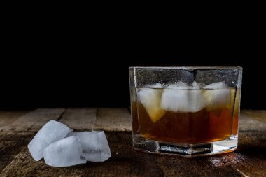 Soğuk içecekler ahşap bir masa üzerinde hazırlanıyor. Koyu arka plan.