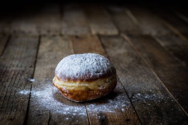 Ahşap bir masa üzerinde lezzetli çörek. Mutfakta hazırlanan lezzetli bir tatlı. Koyu arka plan.