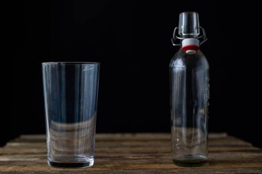 Ahşap bir masa üzerinde cam yemekleri. Siyah arka plan.