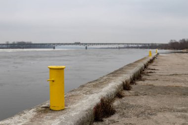 Büyük bir nehir üzerinde bir köprü. Binek otomobilleri için Vistula üzerinde geçiş. Kış sezon.