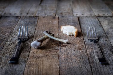 Ahşap bir masa üstünde yiyecek artıkları. Koyu arka plan.