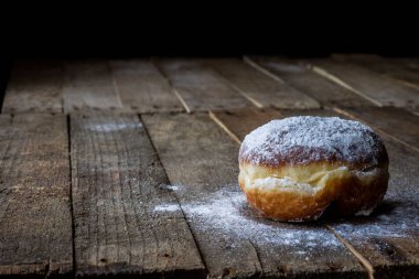 Ahşap bir masa üzerinde lezzetli çörek. Mutfakta hazırlanan lezzetli bir tatlı. Koyu arka plan.