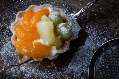 Lezzetli kek mutfak masasının üzerinde. Koyu arka plan.