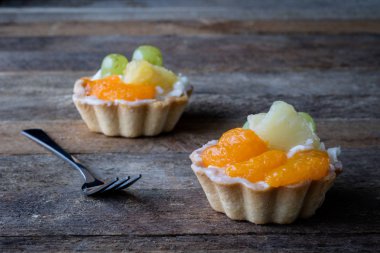 Lezzetli kek mutfak masasının üzerinde. Koyu arka plan.