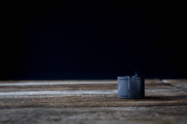 Eski analog kamera ahşap bir masa ve aksesuarları.