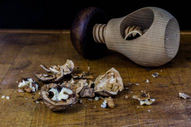 Kırık fındık ve Fındıkkıran mutfak masasında.