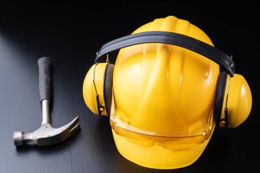 Kask ve aksesuarlar, inşaat işçileri. İçin gerekli aksesuarları inşaat site üzerinde çalışmak. Koyu arka plan.