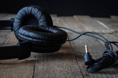 Ahşap bir masa üzerinde müzik dinlemek için kulaklık.