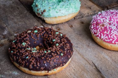 Donata ahşap mutfak masasında.