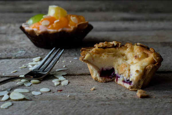 Δοκιμάζοντας Cupcake Φρέσκα Φρούτα Ένα Τραπέζι Ξύλινο Κουζίνα Σκούρο Φόντο — Φωτογραφία Αρχείου
