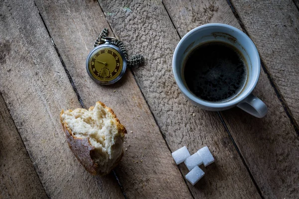 Tazza Con Caffè Pane Tavolo Legno Colazione Preparata Mangiare Sfondo — Foto Stock