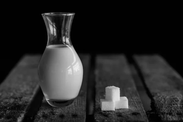 Leche Una Jarra Vidrio Cubos Azúcar Una Mesa Madera Fondo — Foto de Stock