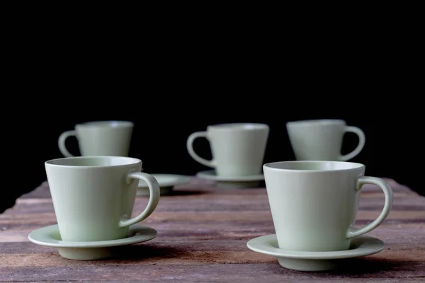 Kaffe Muggar Ett Träbord Svart Bakgrund — Stockfoto