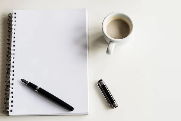 Caderno Caneta Uma Mesa Branca Escritório — Fotografia de Stock