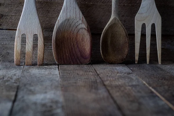 厨房桌子上的木制厨房用具 — 图库照片