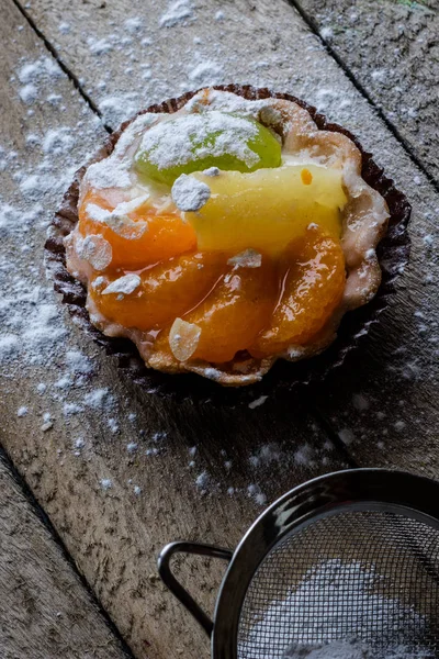 Cupcake Mit Frischen Früchten Auf Einem Hölzernen Küchentisch Dunkler Hintergrund — Stockfoto