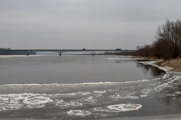 一座大河上的桥 穿越维斯图拉上空的乘用车 冬季季节 — 图库照片