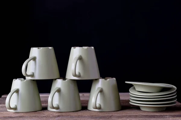 Tazas Café Una Mesa Madera Fondo Negro — Foto de Stock