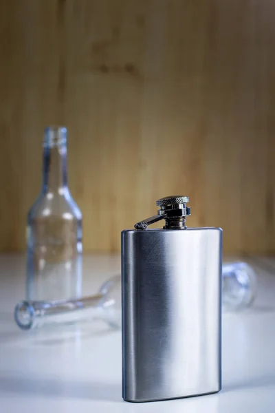 Fém Üveg Vodka Egy Fából Készült Asztal Üveg — Stock Fotó
