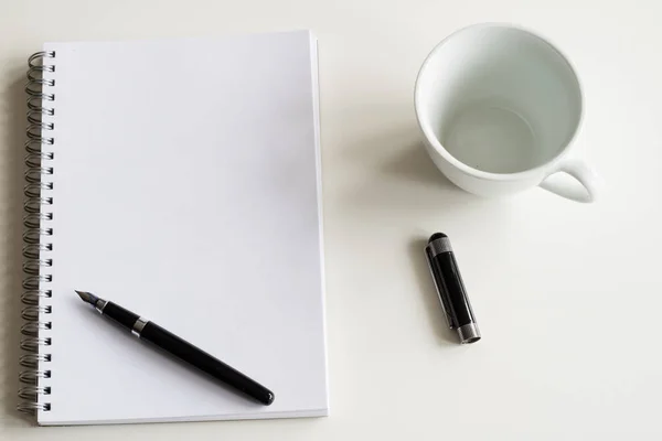 Caderno Caneta Uma Mesa Branca Escritório — Fotografia de Stock