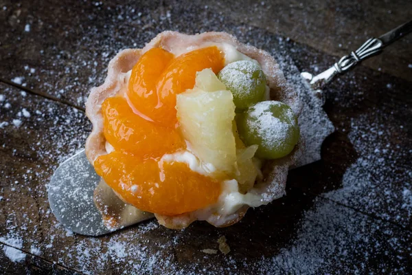 Leckere Cupcake Auf Dem Küchentisch Dunkler Hintergrund — Stockfoto