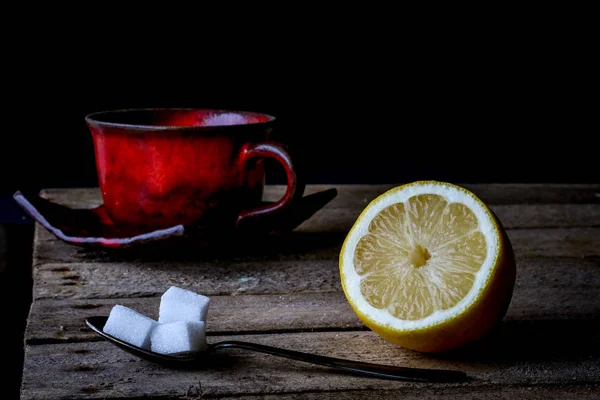 Matura Limone Zucchero Cubi Tavolo Legno Sfondo Scuro — Foto Stock