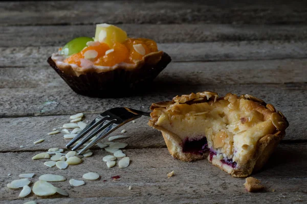 Degustación Magdalenas Con Frutas Frescas Una Mesa Cocina Madera Fondo —  Fotos de Stock